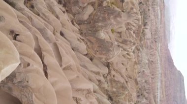 Dikey video Cappadocia manzara havası. Hindi. Goreme Ulusal Parkı