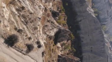 Dikey video Cappadocia manzara havası. Hindi. Goreme Ulusal Parkı