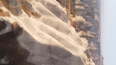 Dikey video Cappadocia manzara havası. Hindi. Goreme Ulusal Parkı