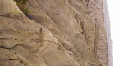 Dikey video Cappadocia manzara havası. Hindi. Goreme Ulusal Parkı