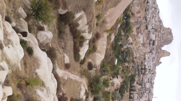 Vertikal video Cappadocia landskap antenn vy. Turkiet. Goreme National Park — Stockvideo