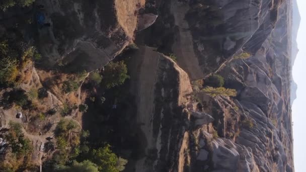 Video vertical Vista aérea del paisaje de Capadocia. Pavo. Parque Nacional Goreme — Vídeo de stock