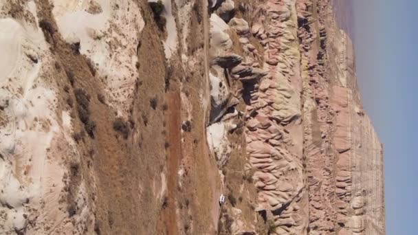 Video vertical Vista aérea del paisaje de Capadocia. Pavo. Parque Nacional Goreme — Vídeo de stock