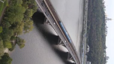 Dnipro Nehri 'nin dikey görüntüsü - Ukrayna' nın ana nehri