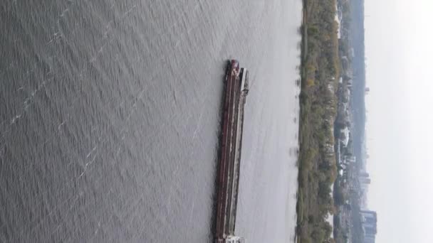 Verticale video luchtfoto van de rivier de Dnipro - de belangrijkste rivier van Oekraïne — Stockvideo