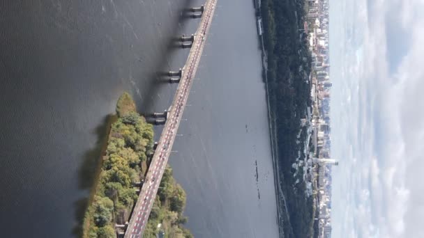 Vista aérea de vídeo vertical del río Dnipro, el principal río de Ucrania — Vídeo de stock