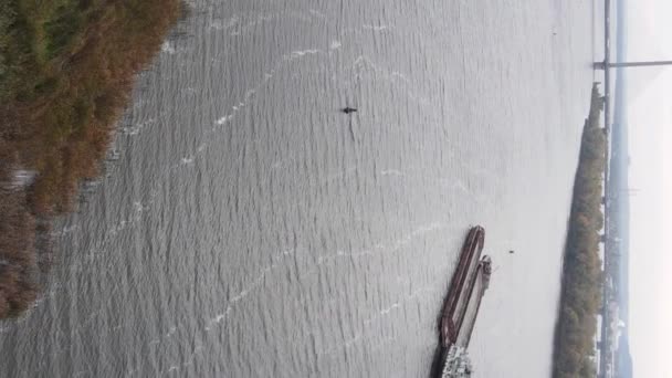 Verticale video luchtfoto van de rivier de Dnipro - de belangrijkste rivier van Oekraïne — Stockvideo