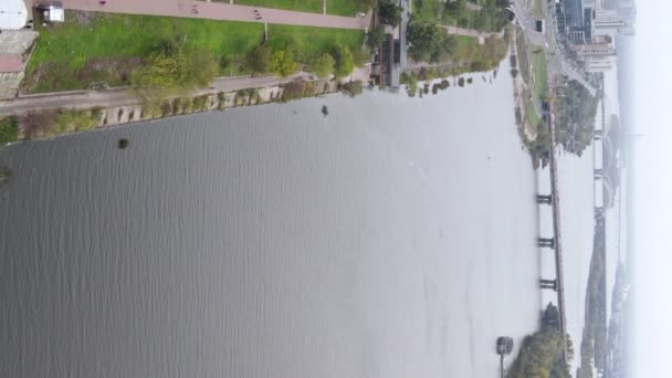 Verticale video luchtfoto van de rivier de Dnipro - de belangrijkste rivier van Oekraïne — Stockvideo