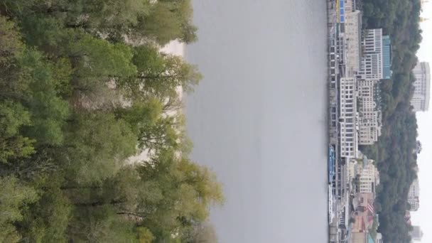 Κάθετη βίντεο εναέρια άποψη του ποταμού Dnipro - ο κύριος ποταμός της Ουκρανίας — Αρχείο Βίντεο