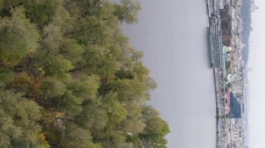 Dnipro Nehri 'nin dikey görüntüsü - Ukrayna' nın ana nehri