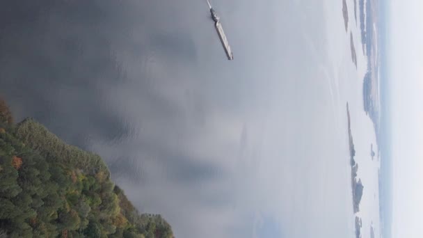 Verticale video luchtfoto van de rivier de Dnipro - de belangrijkste rivier van Oekraïne — Stockvideo