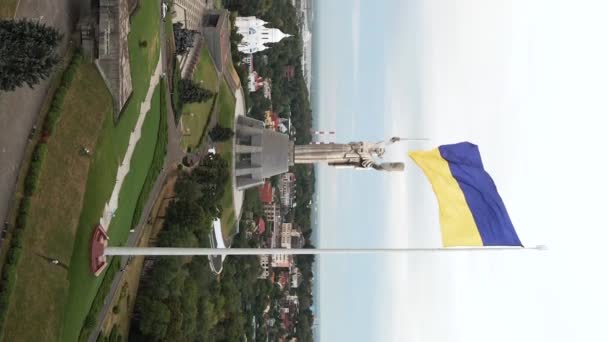 Vídeo vertical Bandera nacional de Ucrania. Vista aérea. — Vídeos de Stock