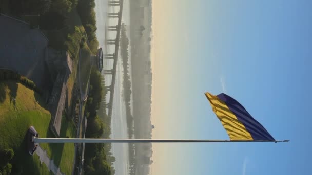 Вертикальное видео Государственный флаг Украины. Вид с воздуха. — стоковое видео