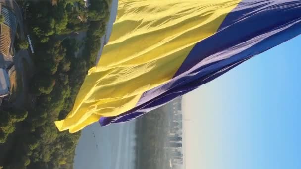 Vídeo vertical Bandeira nacional da Ucrânia. Vista aérea. — Vídeo de Stock