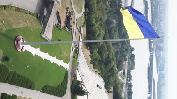 Vídeo vertical Bandera nacional de Ucrania. Vista aérea. — Vídeos de Stock