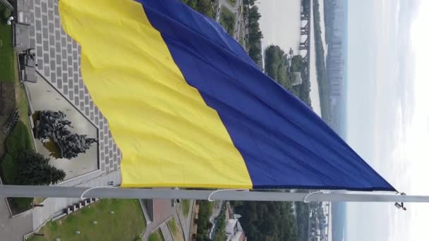 Lodret video Ukraines nationale flag. Luftfoto. – Stock-video