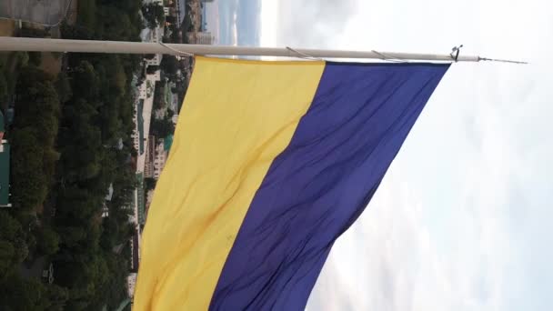 Κάθετη βίντεο Εθνική σημαία της Ουκρανίας. Αεροφωτογραφία. — Αρχείο Βίντεο