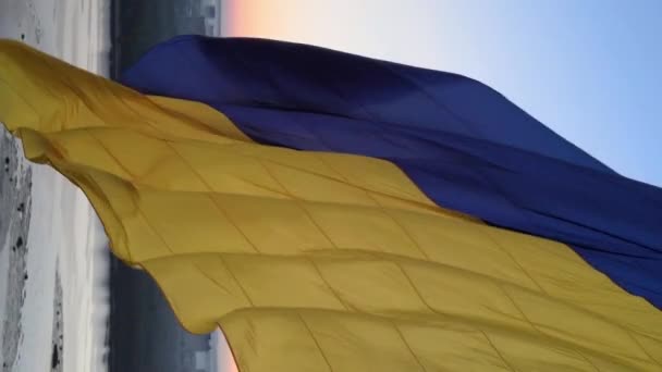 Vidéo verticale drapeau national de l'Ukraine. Vue aérienne. — Video