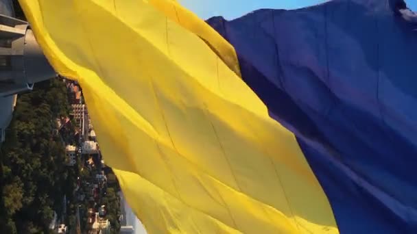 우크라이나의 상징적 비디오 국기이다. 공중에서 본 광경. — 비디오
