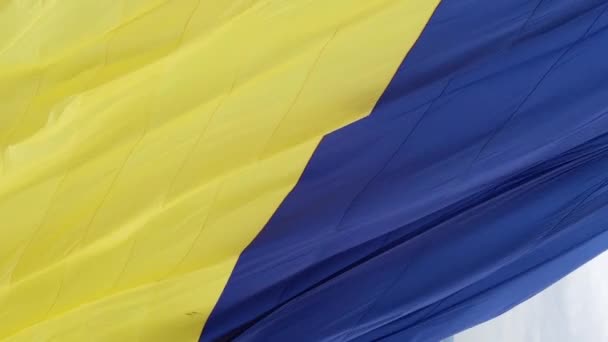 Verticale video Nationale vlag van Oekraïne. Luchtzicht. — Stockvideo