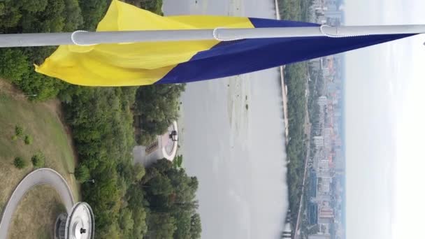 Vidéo verticale drapeau national de l'Ukraine. Vue aérienne. — Video