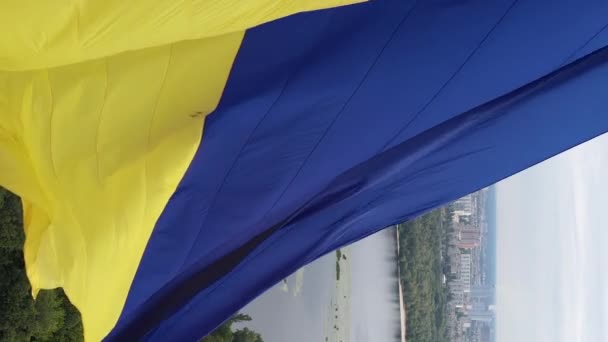 Vídeo vertical Bandera nacional de Ucrania. Vista aérea. — Vídeo de stock