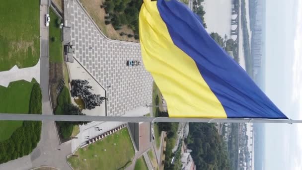 Vídeo vertical Bandera nacional de Ucrania. Vista aérea. — Vídeos de Stock