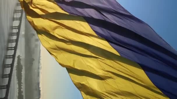 Vertikales Video Nationalflagge der Ukraine. Luftaufnahme. — Stockvideo