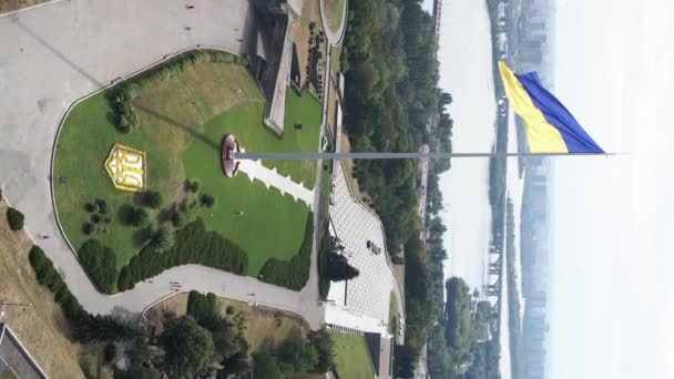 Vídeo vertical Bandera nacional de Ucrania. Vista aérea. — Vídeos de Stock