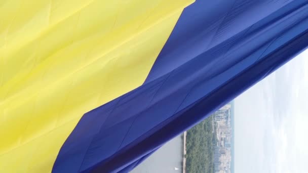 Vidéo verticale drapeau national de l'Ukraine. Vue aérienne. — Video