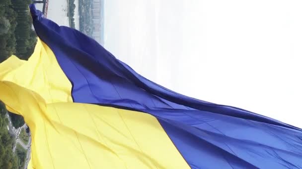 Pionowe wideo Flaga narodowa Ukrainy. Widok z lotu ptaka. — Wideo stockowe