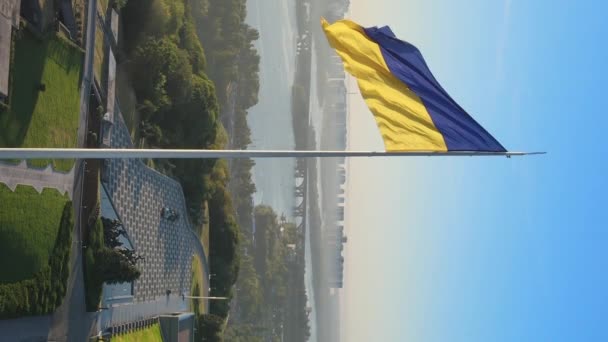 垂直ビデオウクライナの国旗.空中風景. — ストック動画