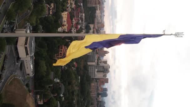 Vidéo verticale drapeau national de l'Ukraine. Vue aérienne. — Video