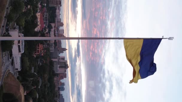 Vertikální video Národní vlajka Ukrajiny. Letecký pohled.