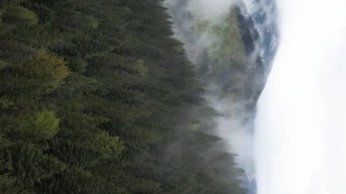 Dağlardaki sisin dikey videosu