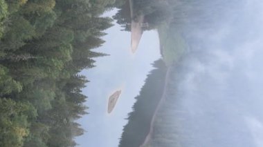 Dikey video dağ gölü Synevyr. Sonbaharda Karpat Dağları 'nın havadan görünüşü. Ukrayna