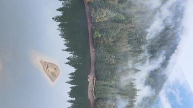 Dikey video dağ gölü Synevyr. Sonbaharda Karpat Dağları 'nın havadan görünüşü. Ukrayna