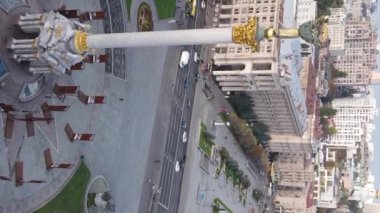 Dikey video Kyiv, Ukrayna Bağımsızlık Meydanı, Meydan. Hava görünümü