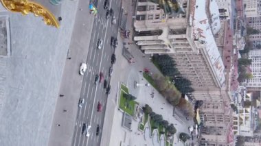 Dikey video Kyiv, Ukrayna Bağımsızlık Meydanı, Meydan. Hava görünümü