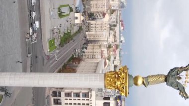 Dikey video Kyiv, Ukrayna Bağımsızlık Meydanı, Meydan. Hava görünümü