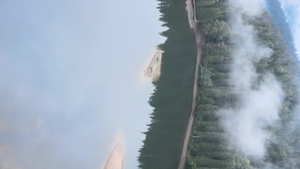 Vertical vídeo montanha lago Synevyr. Vista aérea das Montanhas Cárpatas no outono. Ucrânia — Vídeo de Stock