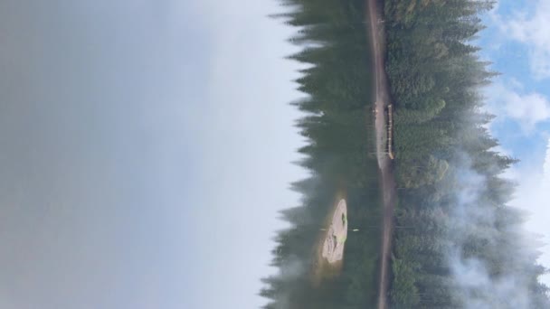 Vertikal video berg sjö Synevyr. Flygfoto över Karpaterna på hösten. Ukraina — Stockvideo