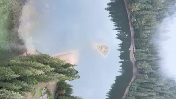 Vertikal video berg sjö Synevyr. Flygfoto över Karpaterna på hösten. Ukraina — Stockvideo