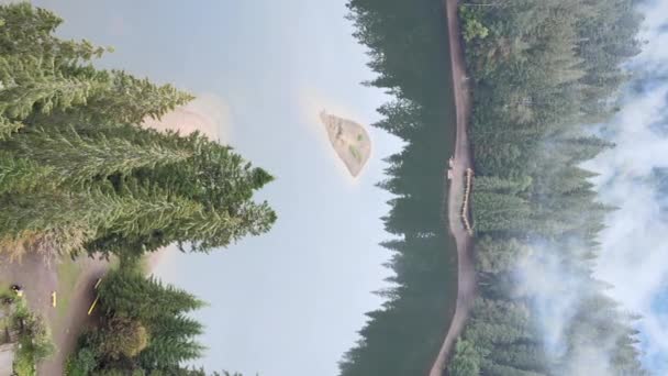 Pionowe wideo góra jezioro Synevyr. Widok z lotu ptaka na Karpaty jesienią. Ukraina — Wideo stockowe