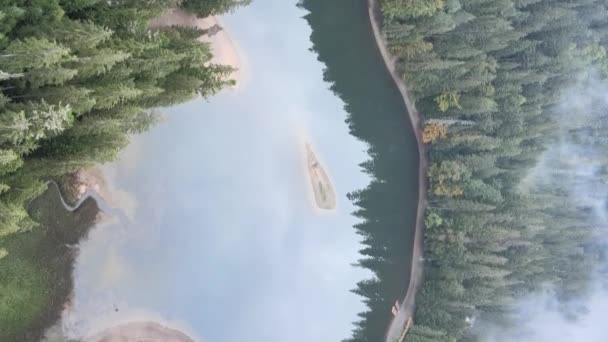 Vertical vídeo montanha lago Synevyr. Vista aérea das Montanhas Cárpatas no outono. Ucrânia — Vídeo de Stock