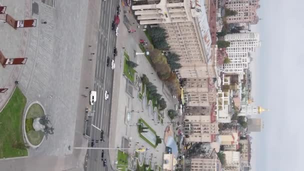 Вертикальное видео Киев, Площадь Независимости Украины, Майдан. Вид с воздуха — стоковое видео
