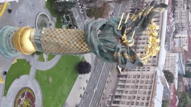 Vertikales Video Kiew, Unabhängigkeitsplatz der Ukraine, Maidan. Luftaufnahme — Stockvideo