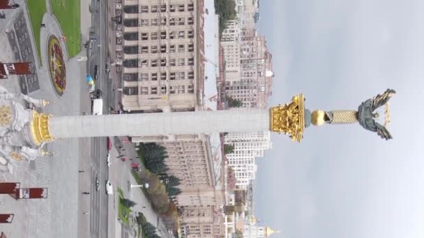 Вертикальне відео Kyiv, Ukraine Independence Square, Maidan. Вид з повітря — стокове відео