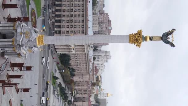 Függőleges videó Kijev, Ukrajna Függetlenség tere, Maidan. Légi felvétel — Stock videók