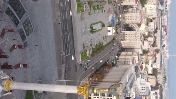 Вертикальне відео Kyiv, Ukraine Independence Square, Maidan. Вид з повітря — стокове відео